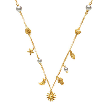 Ocean Secret Halskæde fra Pallantis Smykker har en guldkæde udsmykket med jævnt fordelte vedhæng – sol, måne, stjerne, rose, hjerte – og fine ferskvandsperler.