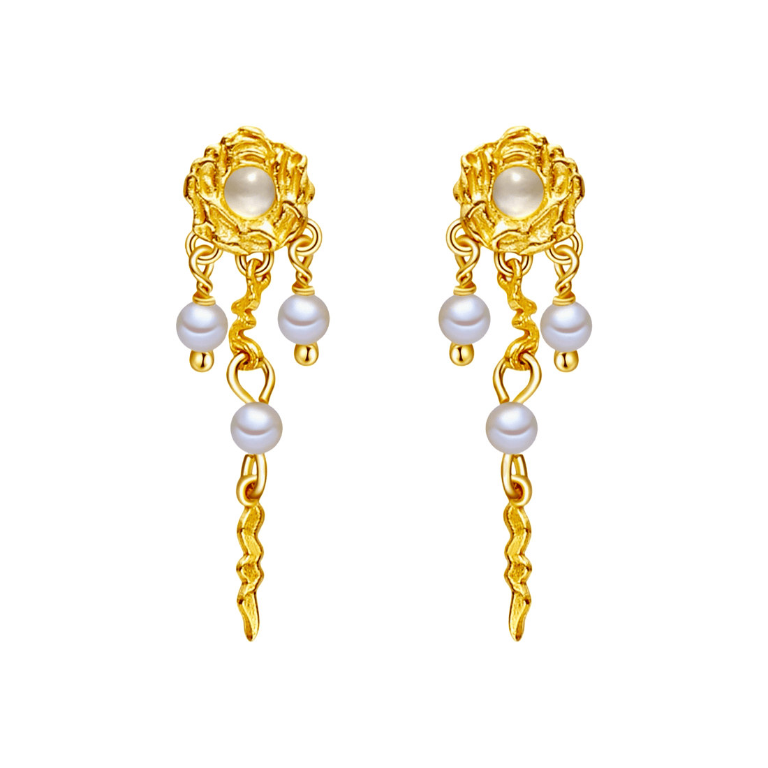 Pallantis Hvid Månestens Øreringe: Elegante guldhængende øreringe med indviklede blomstermotiver, der hver fremviser en central perle, tre hængende ferskvandsperler og bølgede gulddetaljer.