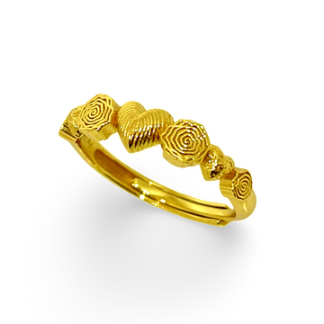 Den uendelige hjerteslagsring fra Pallantis Smykker er lavet af 24 karat guld med et centralt hjerte, flankeret af teksturerede geometriske former i et gentagende mønster, vist på en almindelig hvid baggrund.