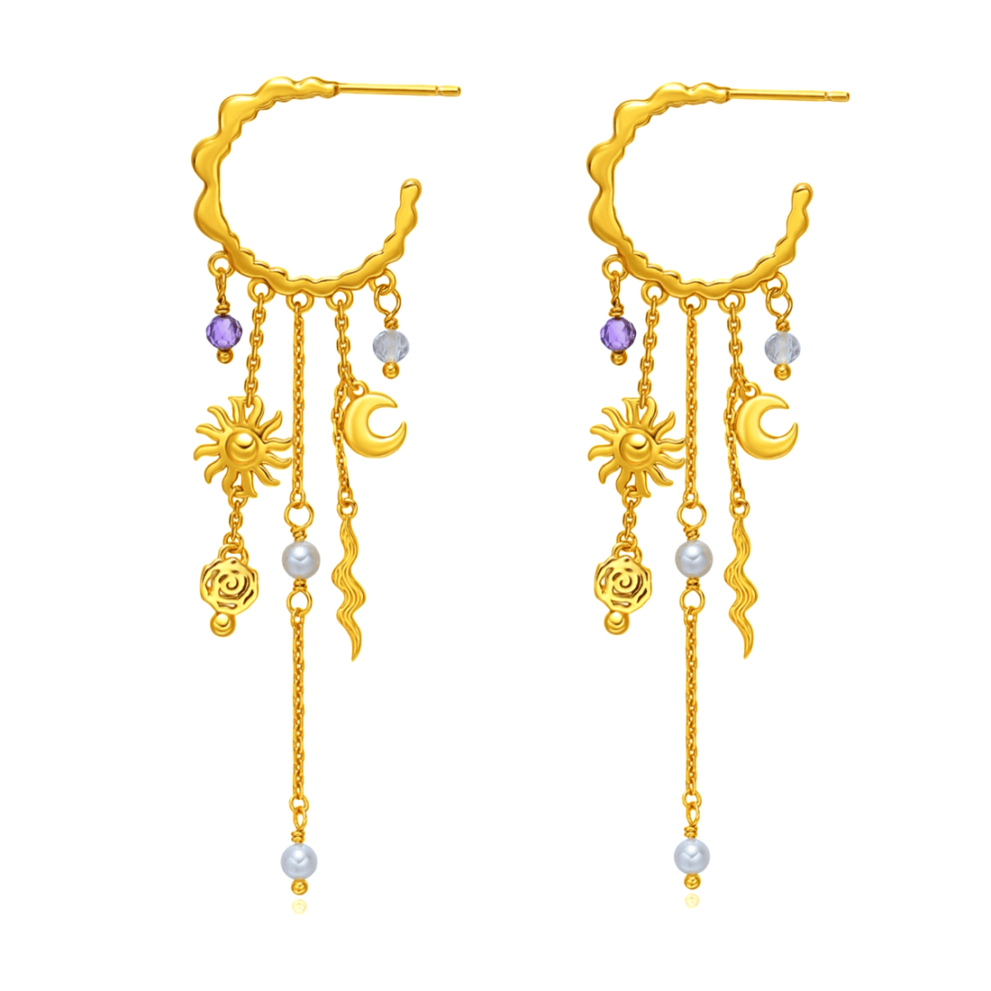 Lilla Sol Øreringe fra Pallantis Smykker: Forgyldte sølvringe med bølgede kanter med dinglende vedhæng – sole, måner, perler, lilla perler, bølgede linjer og blomstercirkler – vist på en hvid baggrund.