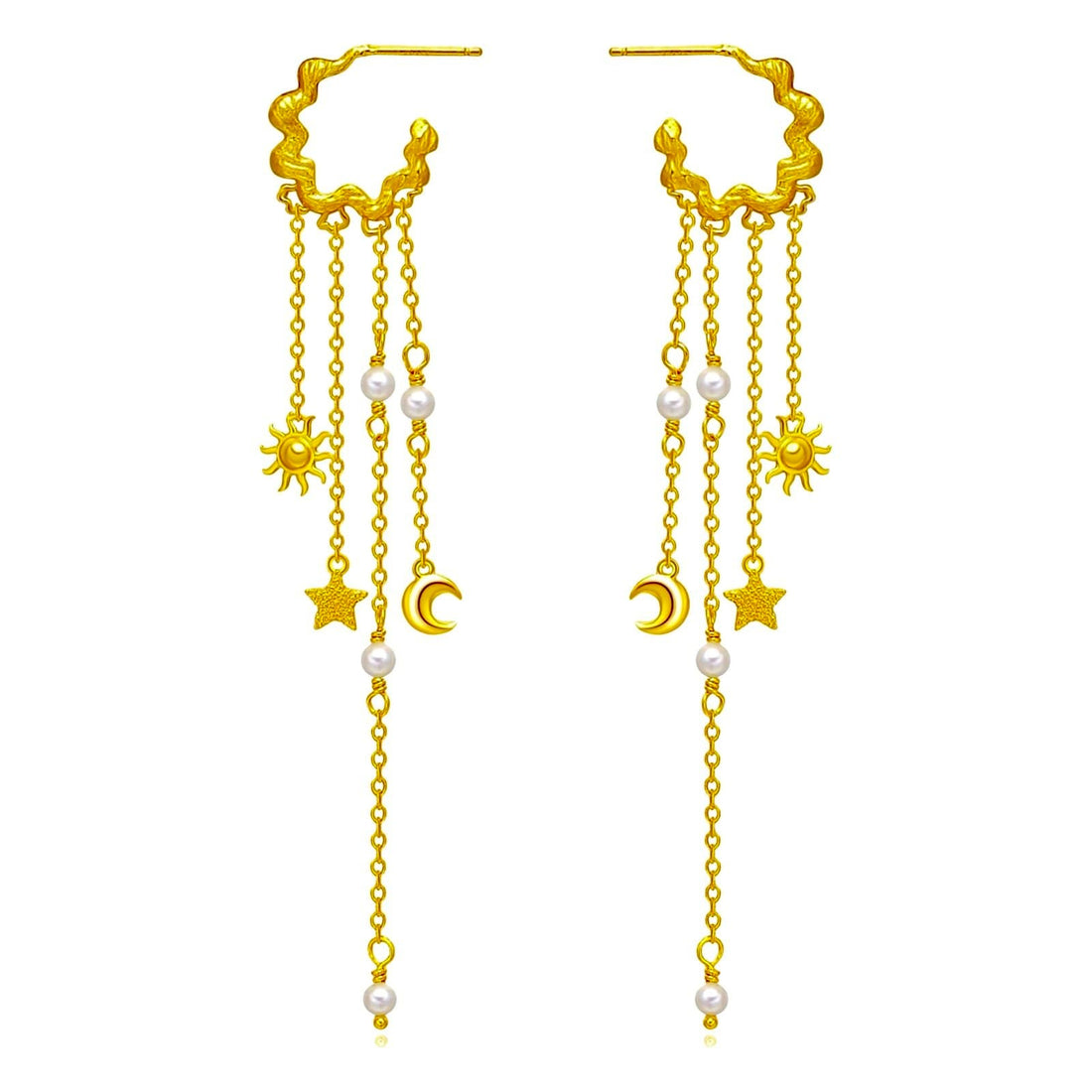 Pallantis Månestjerne Øreringe er bølgede bøjleøreringe i guld med dinglende kæder med charme fra sol, stjerne og halvmåne samt hvide perler – ideel guldøreringe for elskere af himmelske smykker.