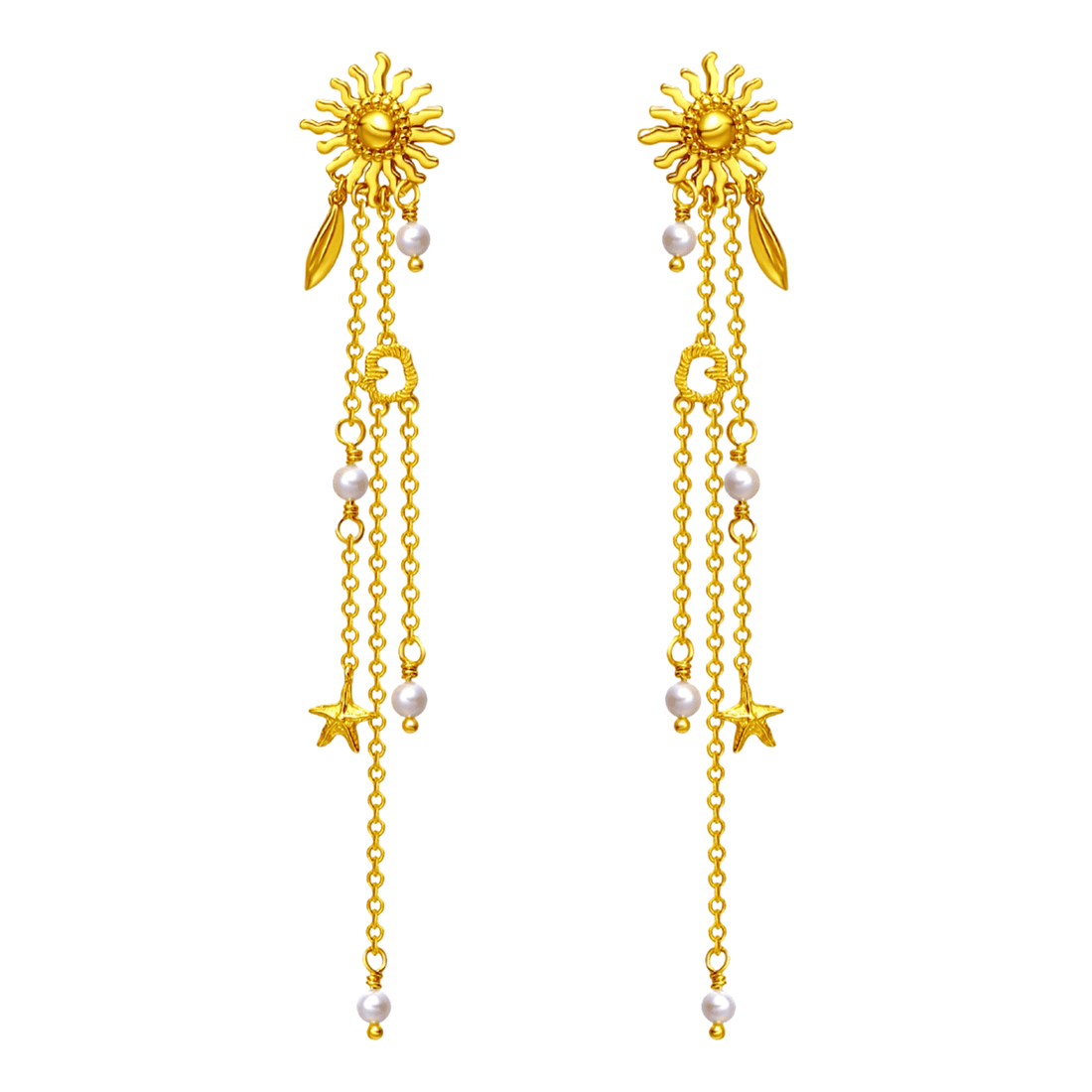 Et par lange, gyldne Sollys-øreringe fra Pallantis Smykker med solformede toppe, dinglende kæder med små guldvedhæng, ferskvandsperler og bladdetaljer.