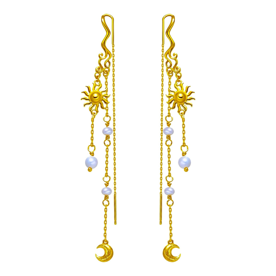 Pallantis Smykkers Måne Perle Øreringe er forgyldte sølvøreringe med asymmetriske sol- og halvmånevedhæng, fine kæder prydet med ferskvandsperler og en bølget topstilk for et elegant og dekorativt touch.