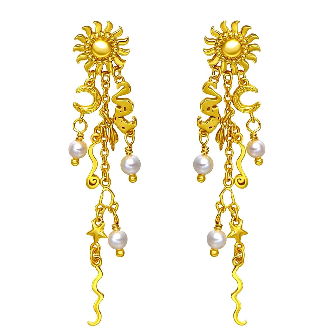 Pallantis Sol Drømme Øreringe fremviser sol-, halvmåne- og stjernemotiver med abstrakte former og ferskvandsperler, alle fremstillet i forgyldt sølv med kæder og bølgede detaljer, der giver et himmelsk look.